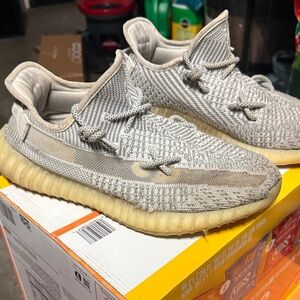 Yeezy Boost 350 V2 Taupe / Gum Sole Sneakers